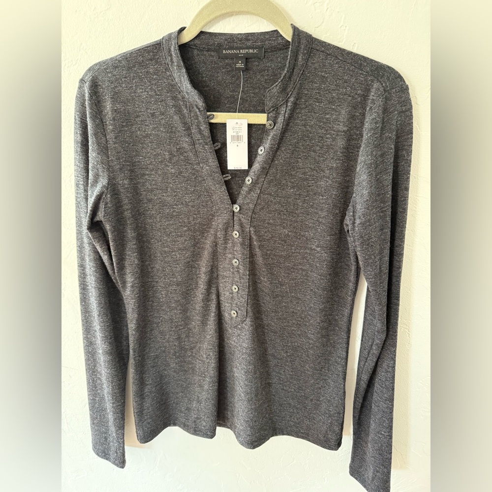 Women’s banana republic Henley, soft tee